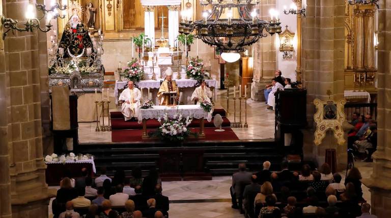CELEBRACIÓN. <i>Solemne misa tras la ofrenda floral a la patrona. A la derecha, inauguración del órgano de la iglesia de La Asunción. </i>