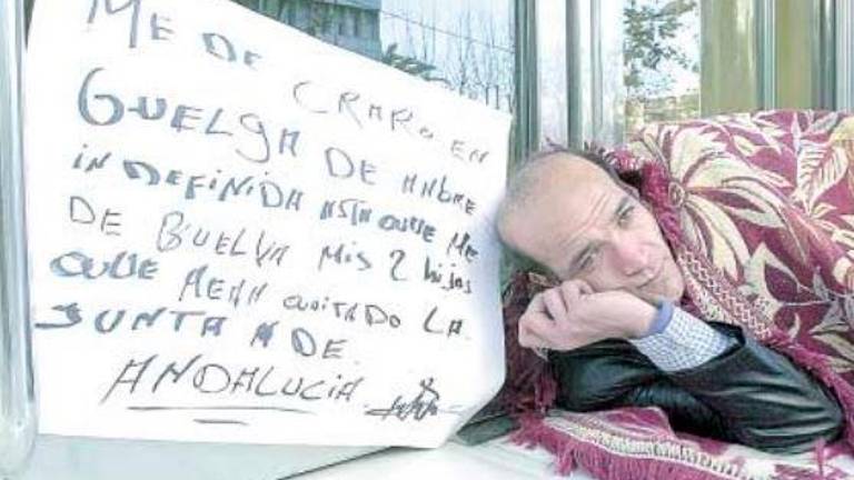 Manuel M.M. en plena declaración de huelga de hambre. / Archivo Histórico de Diario JAÉN.