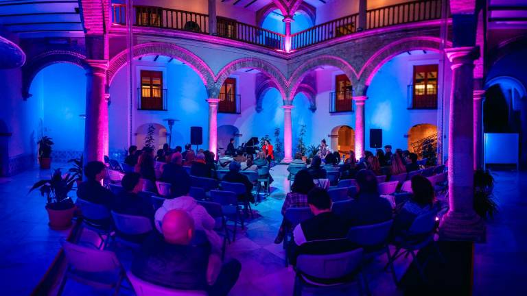 El público atiende a un concierto en el Centro Cultural Baños Árabes. 