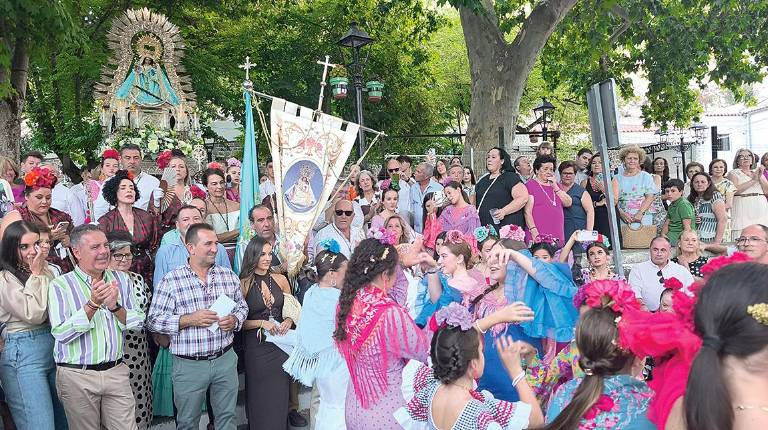 <i>Jóvenes con los tradicionales trajes de flamenca bailan delante de la Virgen. / Adrián Claudio Bonache / Diario JAÉN</i>