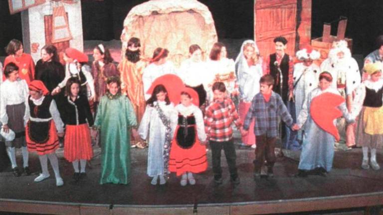 Más de treinta niños de los comedores escolares escenificaron en el Darymelia “Cuento de Navidad”. / Archivo Histórico de Diario JAÉN.
