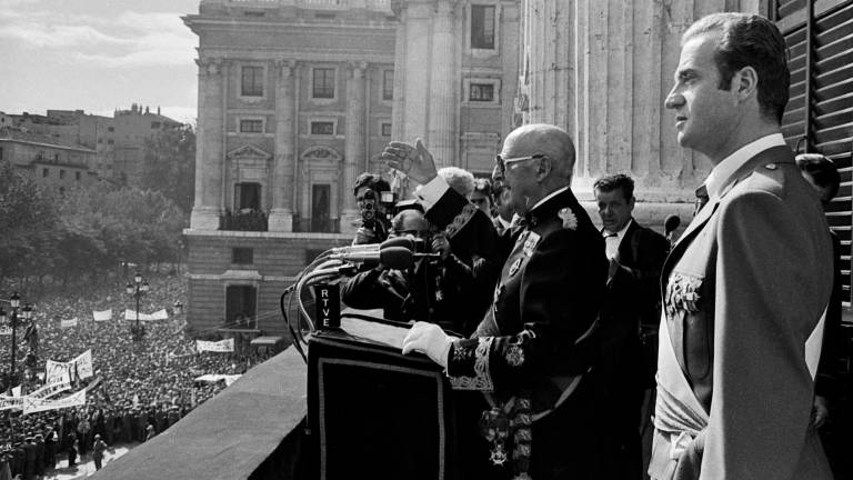 Manifestación en la Plaza de Oriente, frente al Palacio Real, durante el último discurso de Francisco Franco. / Europa Press.