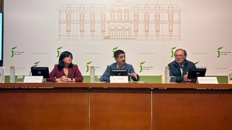 <i>Paqui Medina, Paco Reyes y José María Capitán durante la presentación del programa de actividades. / Juanfran Paredes / Diario JAÉN.</i>