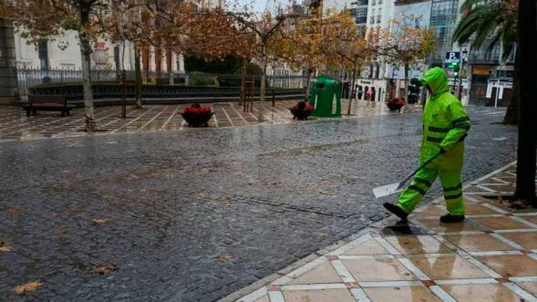 Refuerzo del operativo de limpieza en el centro de Jaén por Navidad