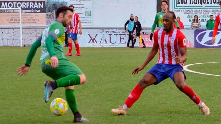 <span class=mln_uppercase_mln>derbi provincial</span><i>. Arriba, Urko Arroyo se marcha de un rival. Abajo, formación inicial del Atlético Porcuna. </i>