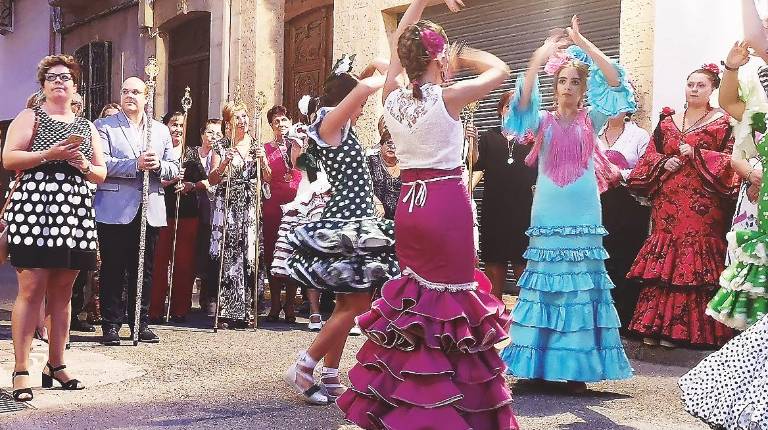 ARTE. <i>Las más pequeñas del pueblo dedicaron un baile a la patrona a su paso por la calle la Feria.</i>