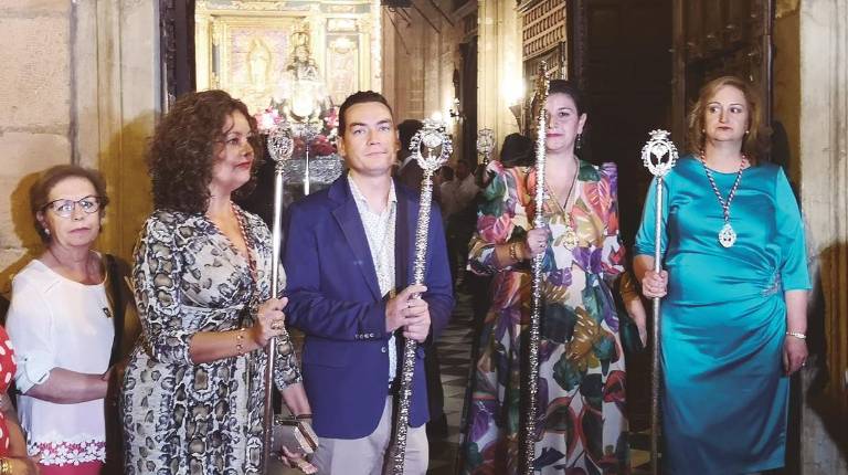 COMITIVA. <i>Los hermanos de la cofradía esperan a las puertas de la parroquia el inicio de la procesión.</i>