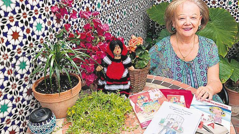 CULTURA. <i> Carmen López, junto a los libros que ha escrito.</i>