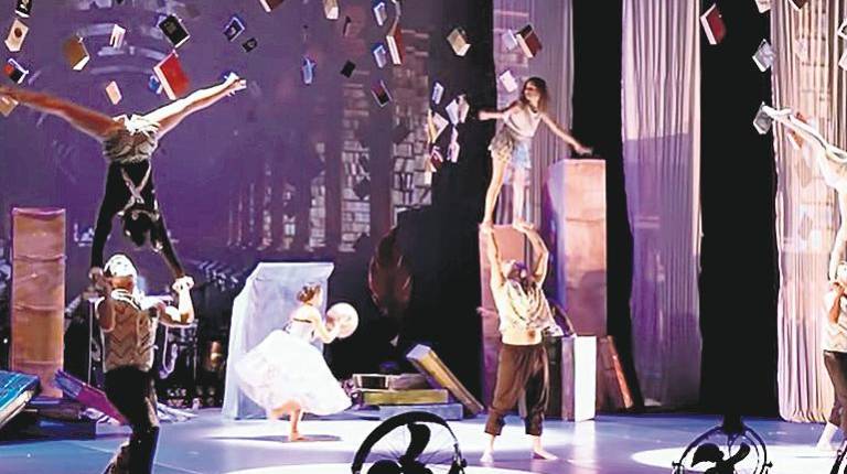 PIRUETA. <i> Instante del musical acrobático Siempre al alba</i>