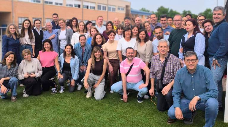 <i>Foto de familia de los pregoneros de las fiestas del Bulevar del 2026, el Instituto Santa Teresa. / Asociación de vecinos Expansión Norte.</i>