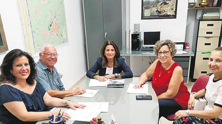 Auxiliadora del Olmo se reúne con la Asociación Vecinal “Los Ríos”