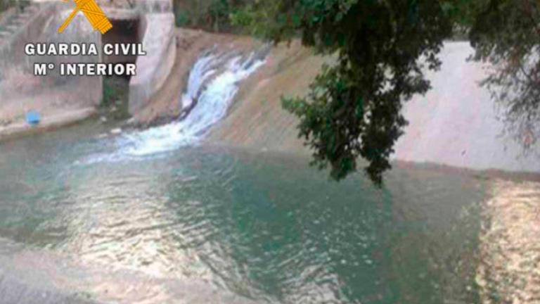 Denuncian a seis jóvenes por bañarse en la presa del río Guadalbullón en La Guardia