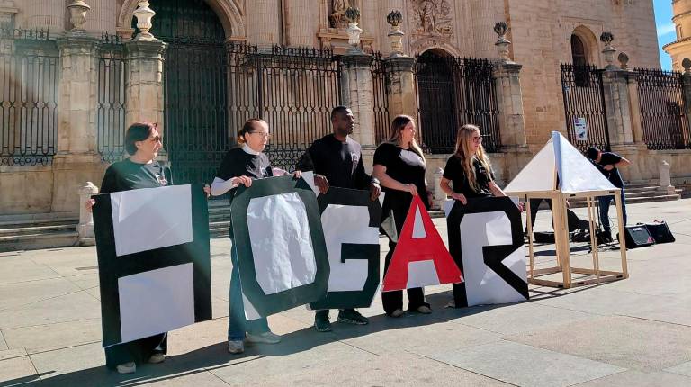 <i>Acto conmemorativo por el Día de las Personas sin Hogar. / nazaret Gaitán / Diario JAÉN.</i>