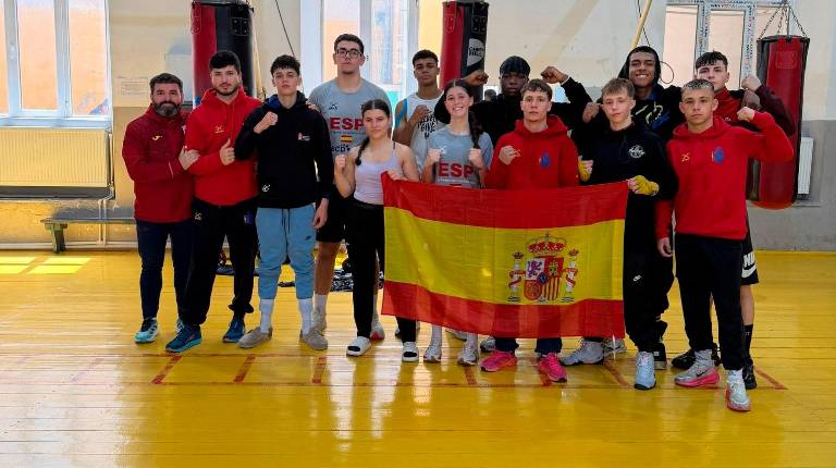 <i>Cristina Peinado y Manuel Bueno, primera y cuarto sujetando la bandera de España.</i>