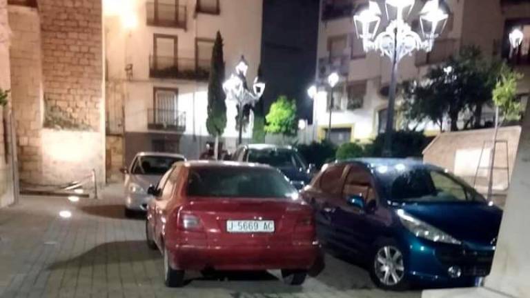 Los coches aparcan donde no deben en la plaza de San Juan