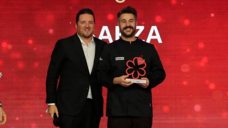 Juan Carlos García, del Restaurante Vandelvira, recoge el “Young Chef Award”. / Guía Michelin.