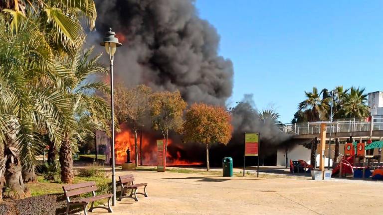 Aparatoso incendio de una atracción infantil en Andújar