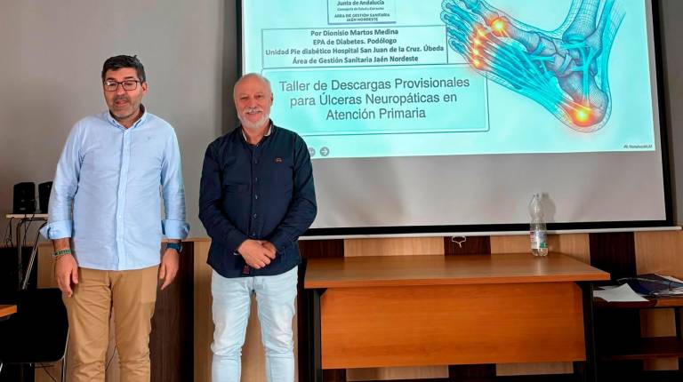 <i>Dionisio Martos, enfermero de práctica avanzada para la atención a personas con tratamientos complejos de diabetes, y Asier Galiano, enfermero de práctica avanzada en la atención a personas con heridas crónicas complejas en el taller. / Junta de Andalucía.</i>