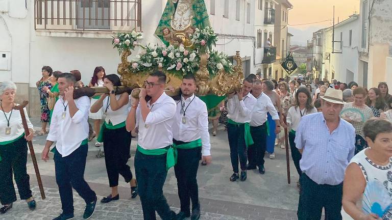 La patrona se pasea ante la atenta mirada de todo Huesa