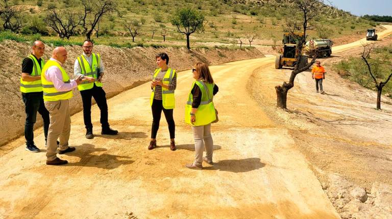 <i>Soledad Aranda, acompañada de técnicos de Tragsa, visita las obras que se ejecutan en el camino rural de “La Loma y Las Majadas”, en Hinojares, y en el de “La Depuradora”, en Larva. / Junta de Andalucía.</i>