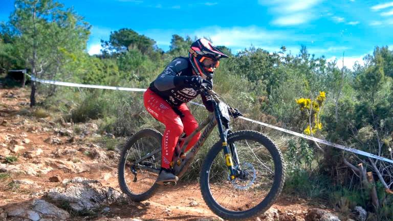El biker linarense Juanfra López inicia el curso con triunfo en Andalucía y liderato en España