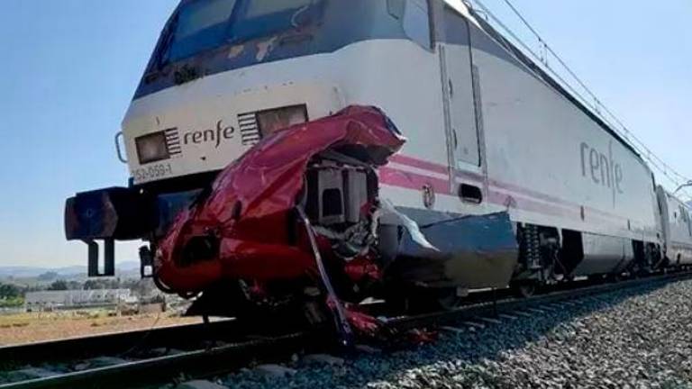 Cuatro fallecidos en una colisión entre un tren y un vehículo en un paso a nivel en Novelda