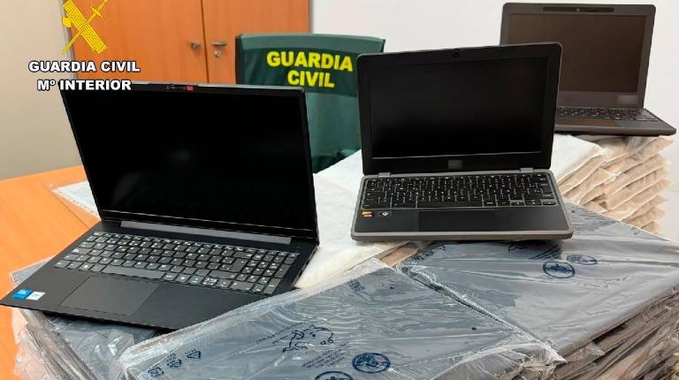<i>El detenido habría robado 159 ordenadores portátiles valorados en alrededor de 80.000 euros. / Guardia Civil / Europa Press.</i>