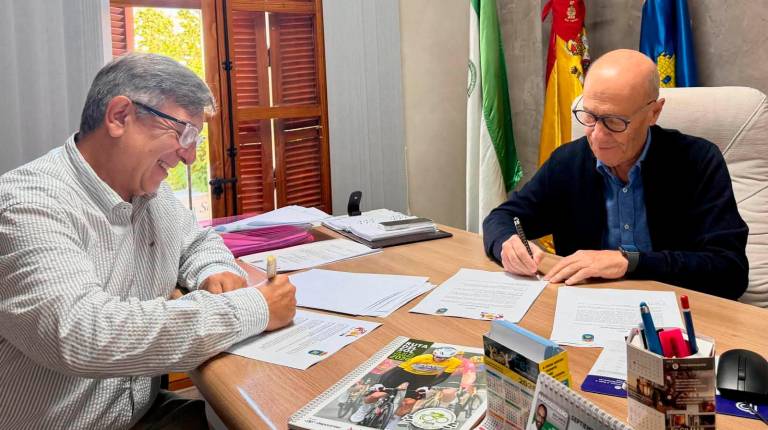 <i>Joaquín Cuevas y Juan Morilla firman el convenio en el Ayuntamiento de La Guardia. / Facebook: Juan Morillo.</i>