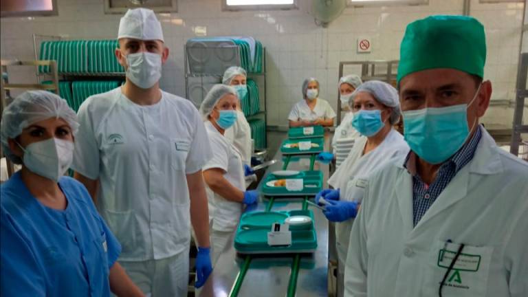 El Hospital de Linares ofrece menús veraniegos a los pacientes ingresados