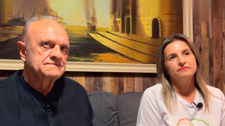 <i>Paco Segura, junto a Juana María Sánchez, presidenta de la Asociación de Insomnio Familiar Fatal de Jaén, que recibirá el dinero por el concierto solidario del cantautor en Torres de Albanchez. / Joaquín Castillo.</i>