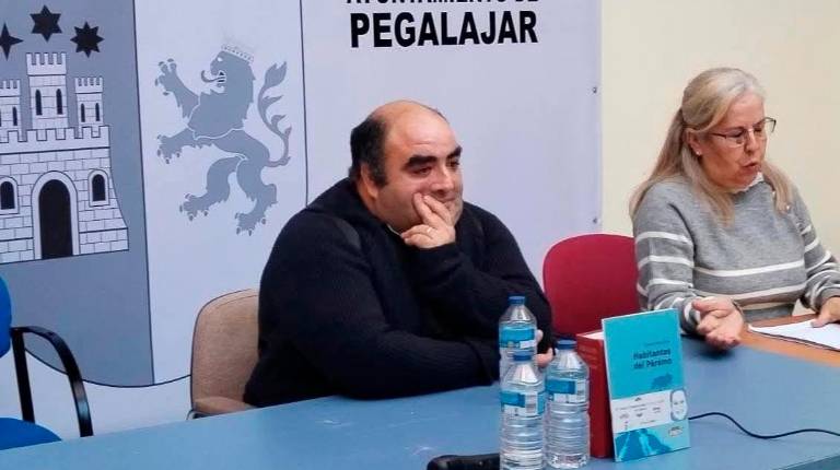 <i>Custodio Pérez durante la tertulia literaria en Pegalajar.</i>