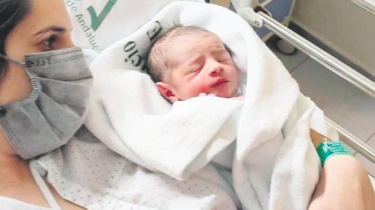 <i>Esmeralda y su bebé, Álex, en el hospital de Úbeda.</i>