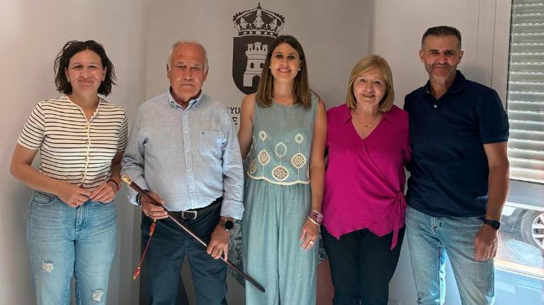 <i>Ramón Pérez posa con el bastón de mando. / PSOE Jaén.</i>