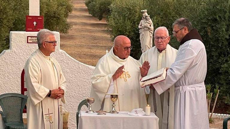<i>Los clérigos, de izquierda a derecha, Melitón Broque, Antonio Aranda, José Rodríguez y Florencio Fernández. / José Luis Carreño.</i>