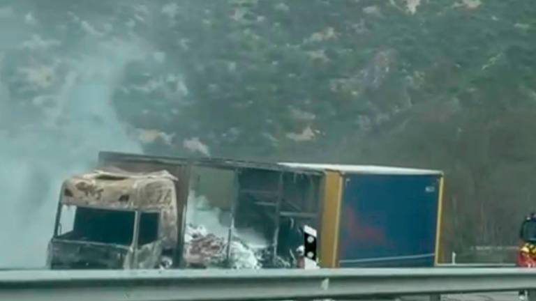 Retenciones en la A-44, a la altura de Carchelejo, por el incendio de un camión, sin heridos