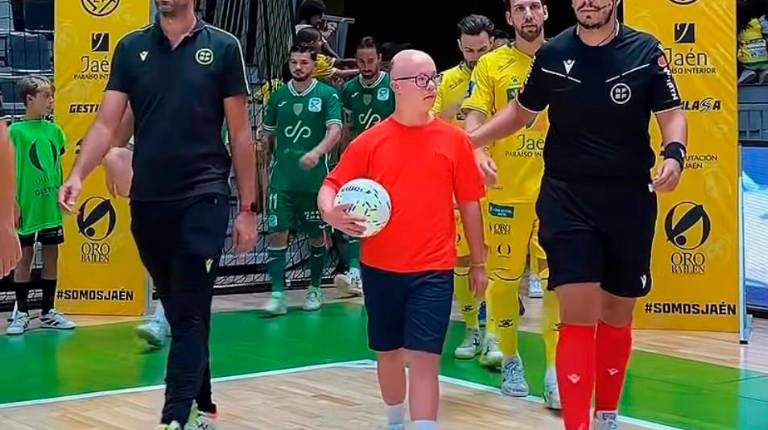 <i>Marcos Valsera sale al Olivo Arena en el partido Jaén Paraíso Interior-Inter JP Financial. / Jaén FS</i>