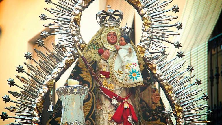 La Morenita procesiona en Sevilla