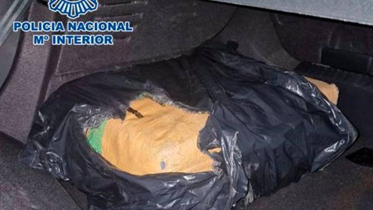 Intervienen 35 kilos de hachís en el maletero de un vehículo robado en Algeciras