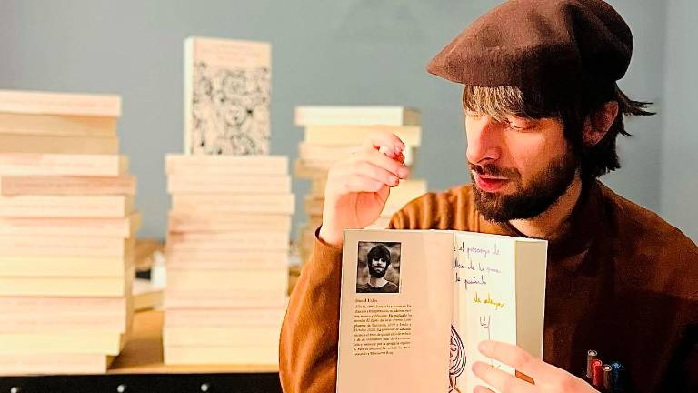 “Vuelan” los libros de David Uclés con mensajes de artista