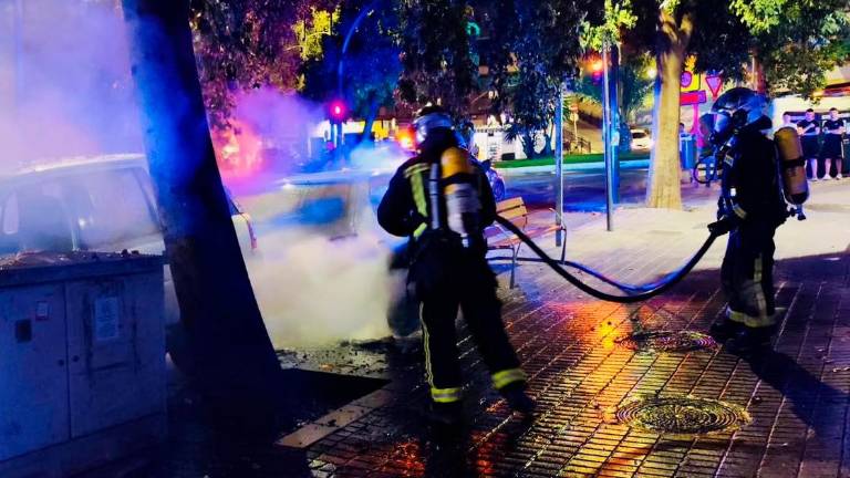 Madrugada intensa para los bomberos de Jaén por dos incendios en vehículos