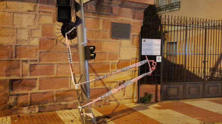 Un coche derriba un semáforo y una valla en Bailén