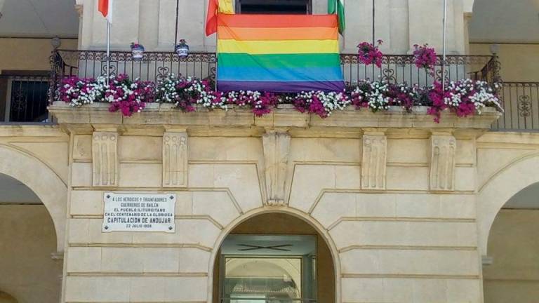 Bandera en el Ayuntamiento por el Día del Orgullo