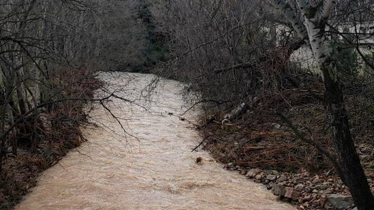 El caudal del río frío cubre parte del camino a su paso por Los Cañones