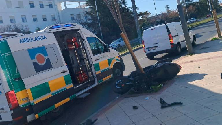 Motorista herido tras colisionar contra un árbol y una marquesina en la Avenida Madrid