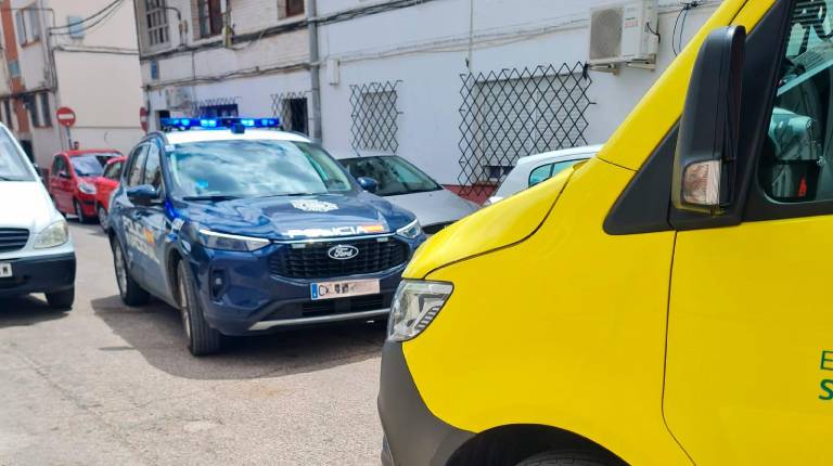 <i>Un coche de la Policía Nacional y una ambulancia del Servicio de Emergencias 061, en la calle Virgen de la Paloma. / Diario JAÉN.</i>