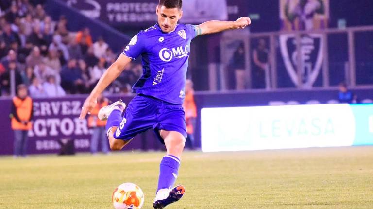 <i>Fran Lara se dispone a golpear el balón en el partido de la pasada tempoRada ante el Real Jaén. / Linares Deportivo.</i>