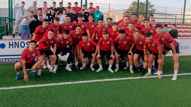 <i>La plantilla del Ciudad de Torredonjimeno recibió el apoyo de los seguidores en el entrenamiento. / Ciudad de Torredonjimeno.</i>