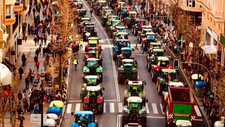 La desazón saca a la calle a miles de agricultores en Santander