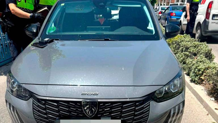 La Policía Local de Jaén sorprende a cuatro personas mientras conducían un coche robado