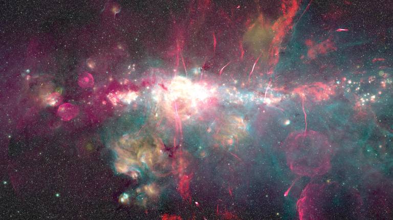 <i>Imagen del centro galáctico obtenida a partir de las observaciones realizadas con distintos telescopios. / CSIC.</i>